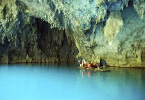 凤山三门海景区于2008年被定为世界地质公园，并被世界洞穴协会确认为目前世界上唯一的水游天坑景区。三门海喀斯特景区集山、水、洞、天为一体，相当壮观，实属罕见。这里除分布有大型溶洞群、喀斯特泉外，还有美丽的喀斯特湖，神秘的地下河，奇妙的天坑群、天窗群、天生桥等，几乎集中了喀斯特地貌的所有岩溶景观，因而构成了名副其实的喀斯特世界地质公园。