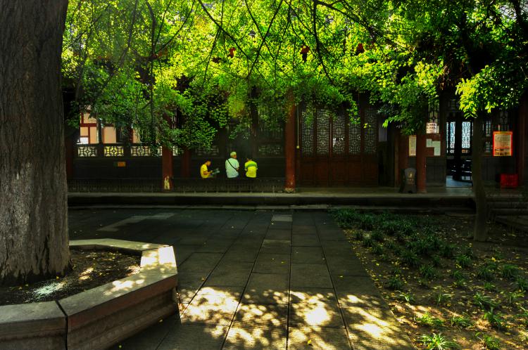 成都大慈寺位于成都市中心的太古里旁边，地段寸土寸金，但是也很方便，可以先上个香然后逛个太古里，然后逛个春熙路。