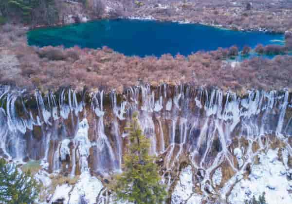 诺日朗瀑布就是传说中的西游记片尾曲拍摄地，去的时候水量还算比较大，从边上的步道走过一不小心都会打湿衣服的那种。