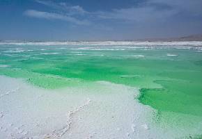 盐湖总面积约26平方公里，属硫酸镁亚型盐湖，底部有石盐层，一般厚5米，最厚处达9.68米，湖中盛产锂、钾肥、芒硝等盐化物。
这片大小不等、形态迥异、深浅不一的盐池中的高浓度盐水在当地被称为“卤水”，是历经多年的盐湖开采而形成的采坑。
由于所含矿物质浓度的不同，形成了颜色多彩的景象，风平浪静时，宛若镜面般散布在四处，颜色纯美剔透，淡青、翠绿、深绿的湖水使之如同镶嵌在戈壁上的翠玉，一跃成为新的“天空之镜”。
这样一块冰清玉洁的翡翠，为茫崖这个汉使张骞经过的丝路驿站和现实版的火星驿站增添了一抹似水柔情。									