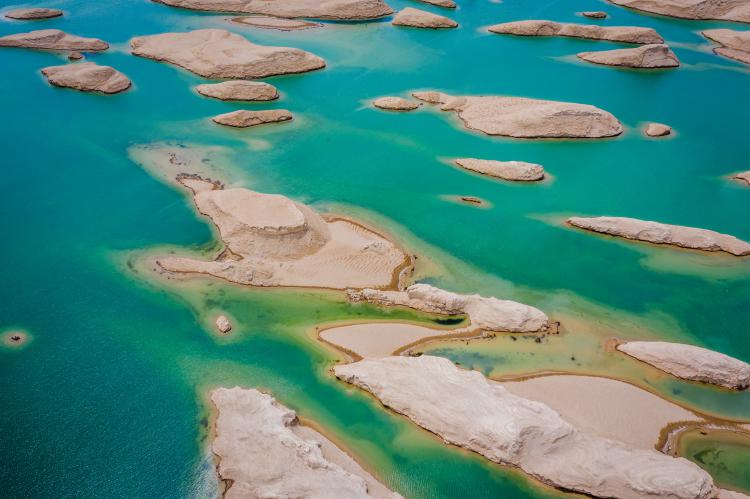 青海水上雅丹自驾游听闻是世界上唯一的一个水上雅丹，这里的风景远远比你看到的图片还美上几倍，碧绿的湖水在蓝天白云之下跟雅丹地貌完美融合，成为西北荒漠苍凉的点缀