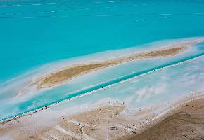东台吉乃尔湖，被誉为青海的马尔代夫，这里的景色比九寨沟、喀纳斯还要美，水特别清澈像是马尔代夫，白花花的盐，比茶卡盐湖的盐是又多又干净。远远望去你会发现湖水上方的天空格外的清透明亮，满眼的蓝色给人以极其强烈的视觉冲击，仿佛来到了人间天堂！ 这里和不远处的乌素特水上雅丹其实是相连的，你也可以看到魔宫般的雅丹。