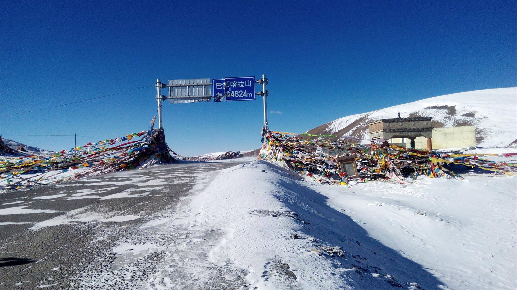 巴颜喀拉山，蒙古语的意思是“富饶青色的山”，位于青海中南部，为昆仑山脉南支，西接可可西里山，东连岷山和邛崃山，是长江与黄河源流区的分水岭。巴颜喀拉山海拔5000米，最高峰果洛山海拔 5369米。旧称巴颜喀喇山。藏语叫“职权玛尼木占木松”，即祖山的意思