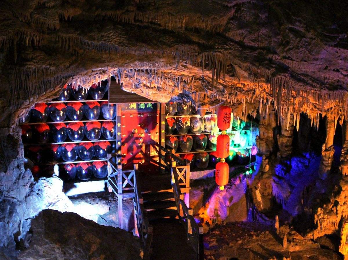 石花洞又名潜真洞、十佛洞（石佛洞），形成于七千万年前的造山运动。明正统十一年（1446）由比丘圆广法师发现，先后得名“潜真洞”、“十佛洞”、“石佛洞”。因洞内石花锦簇，取名“北京石花洞”。是中国第一座以岩溶洞穴自然景观为主题的地质公园。石花洞洞体为层楼式结构，目前已发现此洞上下7层，一至六层为溶洞景观，第七层为地下暗河，洞内层层相连，洞洞相通。拥有北国极为罕见的地下溶洞奇观。