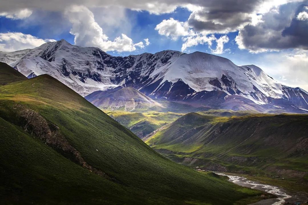 阿尼玛卿山，又称玛积雪山，藏语意为“祖父大玛神之山”。在青海省东南部，延伸至甘肃省南部边境。为昆仑山脉东段中支。西北—东南走向。黄河绕流东南侧。长约200km，宽60km。海拔4000～5000m。主峰玛卿岗日海拔6282m，终年积雪，多冰川。富珍贵野生动物和矿藏。