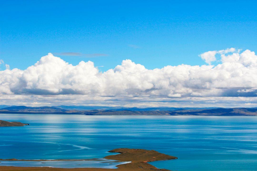 鄂陵湖是青藏高原上一个大型微咸水湖，重要的是渔业，也是鸬鹚、雁鸭类（包括斑头雁和赤麻鸭）和鸥类（棕头鸥和渔鸥）的重要繁殖地。