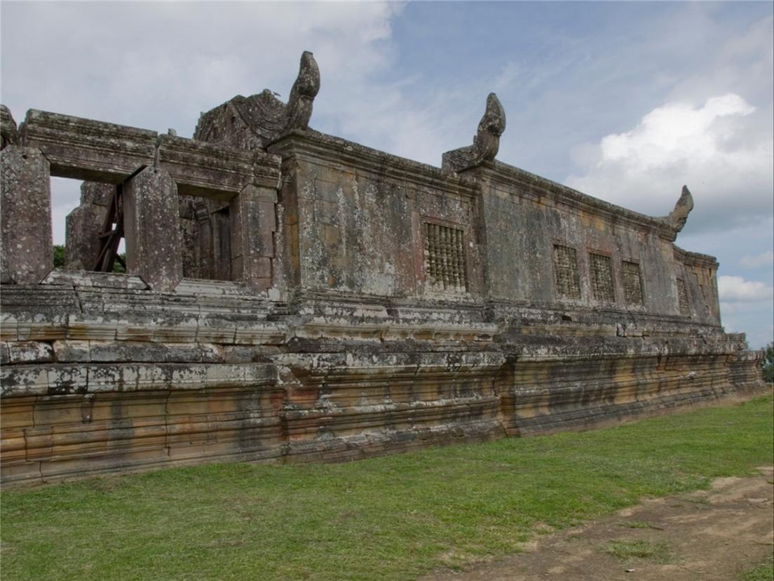 柏威夏寺，位于柬埔寨柏威夏省与泰国接壤的边境地区，柏威夏寺的历史悠久。古寺最早的历史可追溯到公元9世纪，它是高棉帝国的君主下令建造的。建于公元10世纪中叶至12世纪初。它矗立在550米高的峭壁上，俯瞰整个柬埔寨平原。由于地处偏远，地形险要，柏威夏寺保存得相当完好。