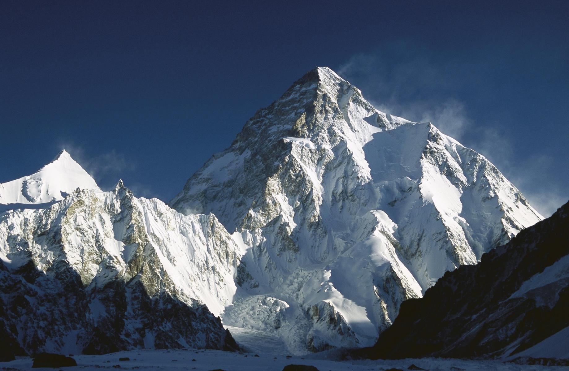 乔戈里山峰主要有6条山脊，西北一东南山脊为喀喇昆仑山脉主脊线，同时也是中国、巴基斯坦的国境线。峰额呈金字塔形，冰崖壁立，山势险峻。在陡峭的坡壁上布满了雪崩的溜槽痕迹。垂直高差竞达4700米，是世界上8000米以上高峰垂直高差最大的山峰。