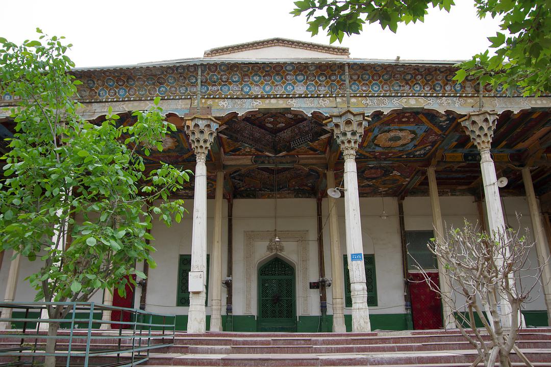 加满清真寺位于叶城县内，占地约4000平方米，初建于叶尔羌赛义德王朝（公元1540年），经1883年、1953年两次维修扩建始有当今之规模。  加满清真寺位于叶城县内，占地约4000平方米，初建于叶尔羌赛义德。该寺为县级文物保护单位，其建筑之宏伟，工艺之精湛集维吾尔建筑风格为一体，在喀什地区颇具影响力。