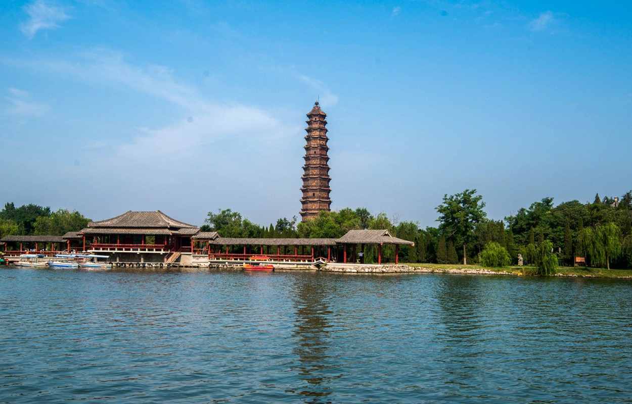铁塔公园位于中国河南省开封市城区的东北隅，是以现存的铁塔（开宝寺塔）而命名的名胜古迹公园，占地面积51.24公顷，是中国100家名园之一  、国家AAAA级旅游景区。