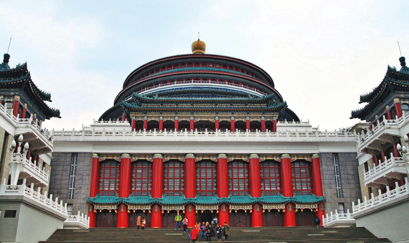 人民大礼堂位于人民路，建于1950年代，是一座精美的仿古民族建筑群，也是重庆的标志建筑物之一。大礼堂采用了明清的建筑特色，传统的中轴线对称，在外观上仿造北京天坛祈年殿。大礼堂对面是中国三峡博物馆，可以一并游玩。
