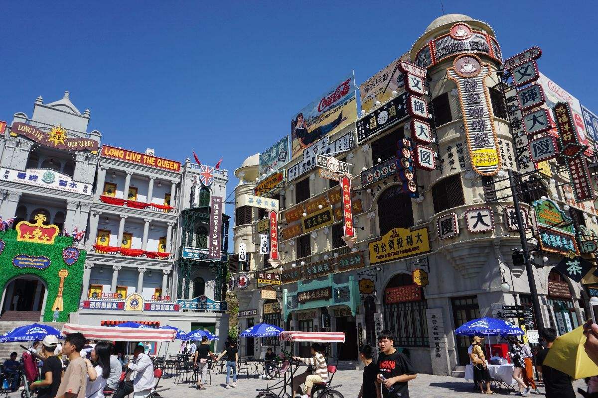 广州街香港街景区是中国好莱坞-横店影视城六大经典景区之一。广州街是于1996年8月为拍摄历史巨片《鸦片战争》而建；香港街景区于1998年9月建成，她们以逼真的实景建筑，艺术地再现了1840年前后的羊城旧貌和香江风韵。